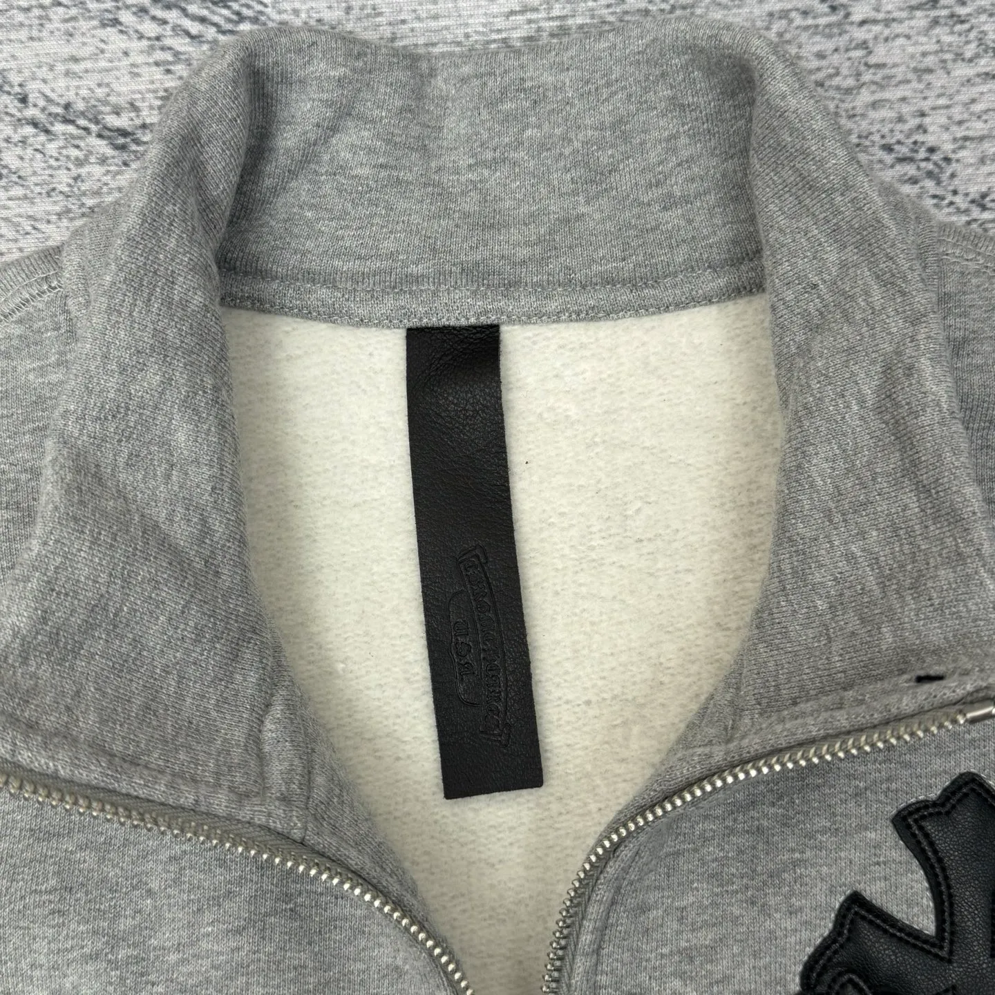 P406 Chrome Heart FW25 leather cross half-zip sweatshirt Size: S/M/L/XL Made of high-weight pure cotton terry fabric Pre-shrunk to ensure wearing stability Three-dimensional leather cross label Half-zip neckline with dagger-shaped zipper pull Combined with curved hem tailoring and kangaroo pocket